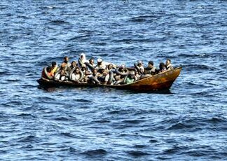 Migranti, Parlamento europeo approva il patto Ue. Metsola: “Abbiamo fatto la storia”