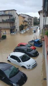 Alluvione a Montemurlo, volontari tornano a casa. Il sindaco li ringrazia uno a uno