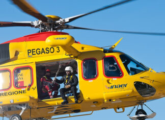 Esplosione in un palazzo ad Avenza, quattro feriti. Grave un uomo Esplosione in un palazzo ad Avenza, quattro feriti. Grave un uomo