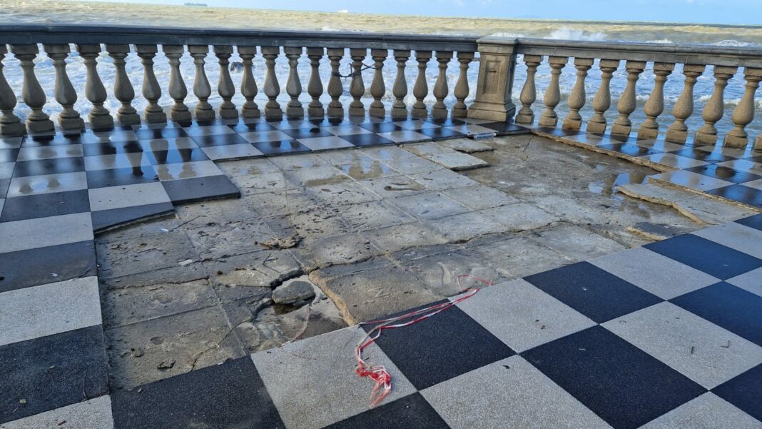 Maltempo a Livorno, lungomare devastato. Colpita Terrazza Mascagni