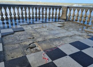 Maltempo a Livorno, lungomare devastato. Colpita Terrazza Mascagni Maltempo a Livorno, lungomare devastato. Colpita Terrazza Mascagni