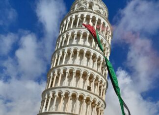 Bandiera della Palestina sulla Torre di Pisa, blitz studentesco Bandiera della Palestina sulla Torre di Pisa, blitz studentesco