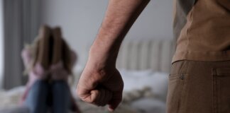 Uzbekistan contro la violenza domestica: “Chi picchia le donne lascerà il Paese”