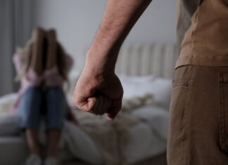 Botte alla moglie in mezzo alla strada: 37enne pakistano finisce in carcere