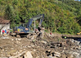 Emergenza alluvione, Emiliano in Toscana: “Non siete soli” Emergenza alluvione, Emiliano in Toscana: "Non siete soli"