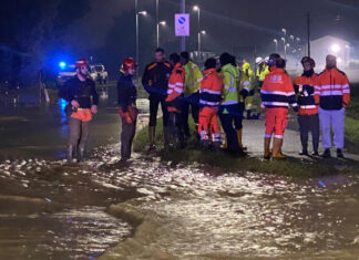Alluvione a Prato, ancora una notte di paura. Il Bagnolo rompe l’argine. Famiglie evacuate Alluvione a Prato, ancora una notte di paura. Il Bagnolo rompe l'argine. Famiglie evacuate