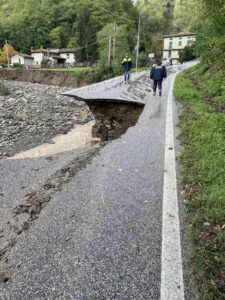 Alluvione, Cantagallo chiede aiuto all'Esercito. Frana una strada, famiglie evacuate