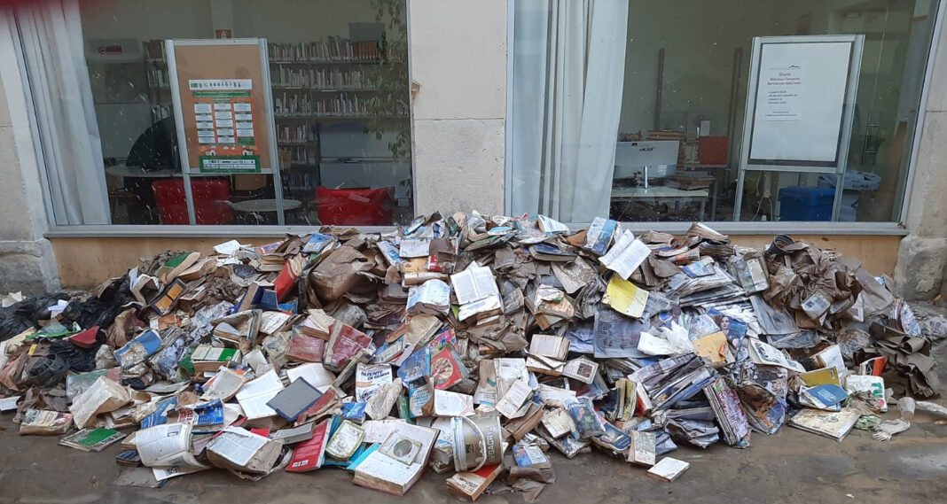 Biblioteca di Montemurlo alluvionata, salvataggio di documenti e libri