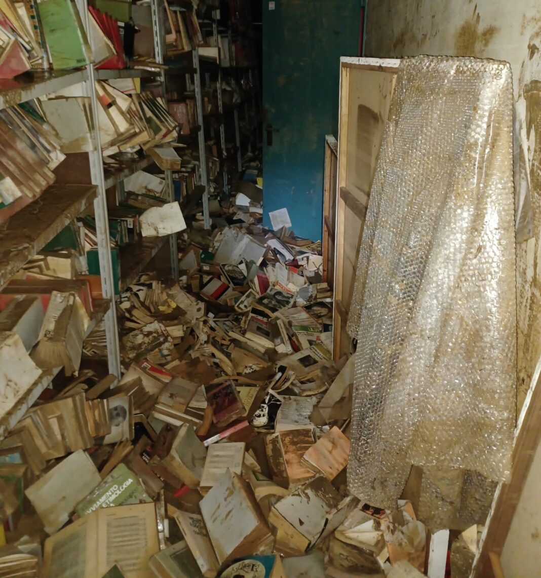 Alluvione in Toscana, i libri nel fango nelle biblioteche
