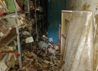 Alluvione in Toscana, i libri nel fango nelle biblioteche Alluvione in Toscana, i libri nel fango nelle biblioteche