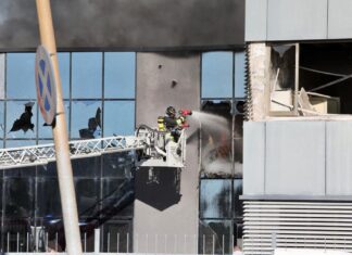 Maxi incendio a Empoli, dieci persone intossicate. Otto in ospedale Maxi incendio a Empoli, dieci persone intossicate. Otto in ospedale