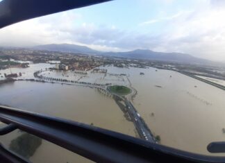 Toscana in ginocchio, cinque morti e quattro dispersi. Alluvione a Campi Bisenzio e Prato Toscana in ginocchio, cinque morti e quattro dispersi. Alluvione a Campi Bisenzio e Prato