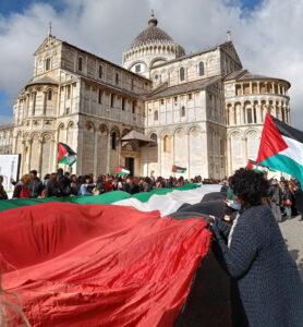Bandiera della Palestina sulla Torre di Pisa, blitz studentesco