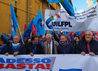 Sciopero generale, migliaia di persone in corteo a Firenze Sciopero generale, migliaia di persone in corteo a Firenze