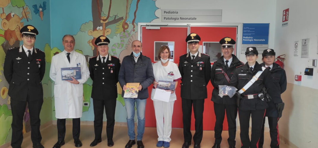 Natale 2023, i Carabinieri portano i doni ai bimbi in ospedale a Livorno