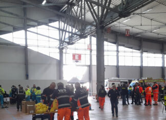 Sea Watch in porto, sbarcano 119 migranti a Marina di Carrara Sea Watch in porto, sbarcano 119 migranti a Marina di Carrara