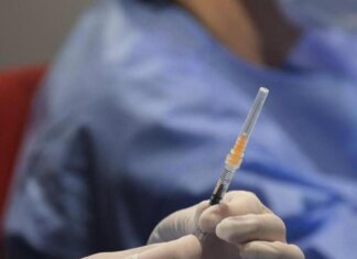 Covid, via libera a emendamento su reintegro sanitari no vax: è scontro