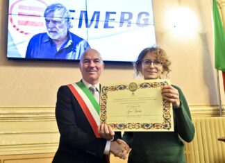Livornina d’oro a Gino Strada, consegna alla moglie Simonetta Gola Livornina d'oro a Gino Strada, consegna alla moglie Simonetta Gola