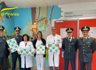 Natale a Livorno, Guardia di Finanza dai bambini in ospedale Natale a Livorno, Guardia di Finanza dai bambini in ospedale