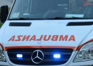 Incidente a Novara, auto si schianta contro un palo: morto 28enne