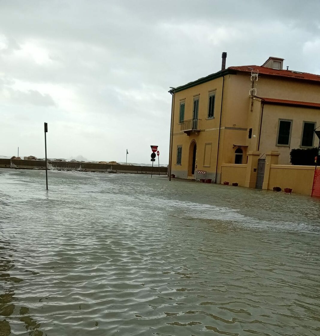 Marina di Pisa invasa dal mare, sindaco: 