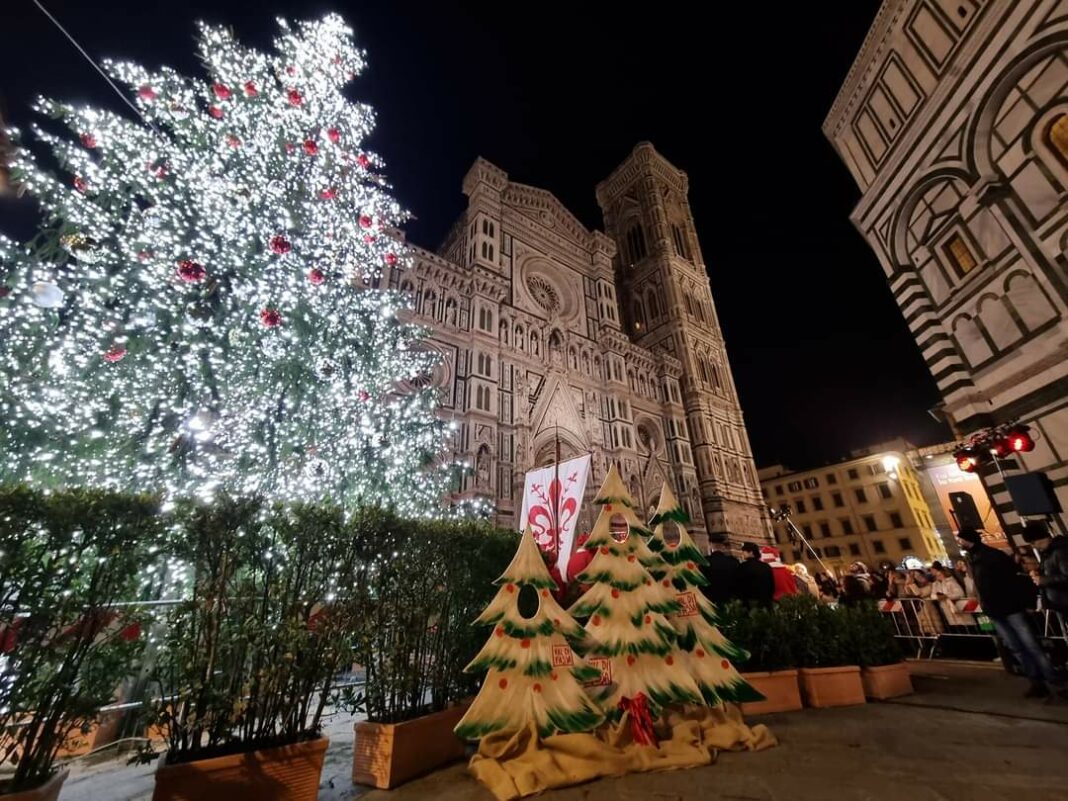 Buon Natale Firenze, si accende la città. Folla in piazza Duomo per l'albero