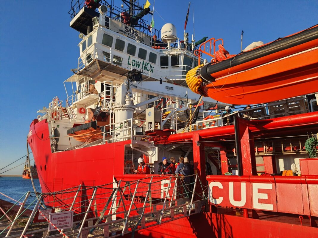 Ocean Viking in porto a Livorno, sbarcano 26 migranti