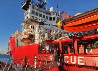 Ocean Viking in porto a Livorno, sbarcano 26 migranti Ocean Viking in porto a Livorno, sbarcano 26 migranti