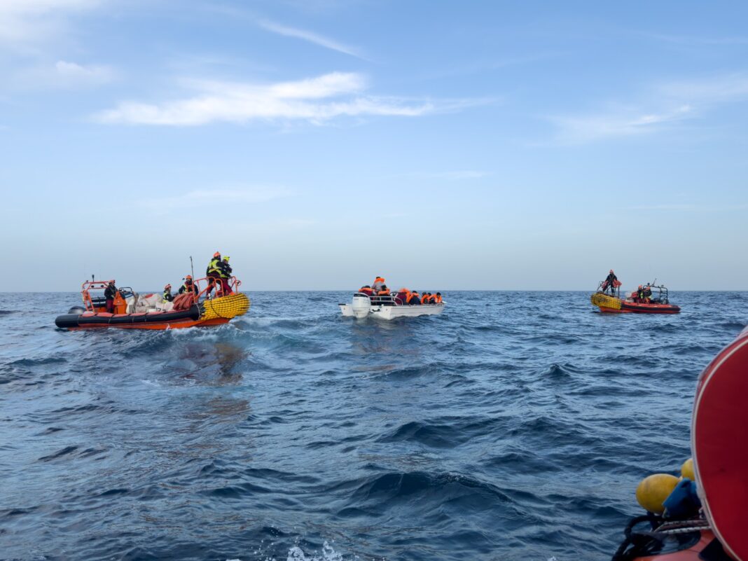 Ocean Viking sbarca a Livorno, a bordo 26 migranti. Due minori