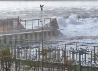 Maltempo, a Livorno mareggiata allaga Terrazza e lungomare. Nuova allerta meteo Maltempo, a Livorno mareggiata allaga Terrazza e lungomare. Nuova allerta meteo
