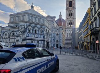 Omicidio a Firenze, trovato morto in casa legato e con sacchetto in testa Omicidio a Firenze, trovato morto in casa legato e con sacchetto in testa