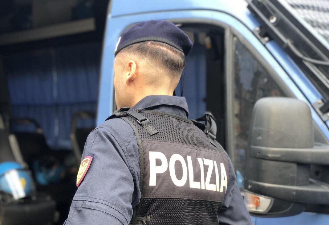 Rider accoltellato e rapinato a Firenze, arrestato minorenne