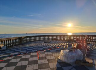Mareggiata a Livorno, si contano i danni. Sindaco Salvetti: “Governo intervenga” Con Babbo Natale i bambini delle scuole ad addobbare l'albero. Sindaco Calamai: "Gioia e speranza dopo i giorni difficili dell'alluvione"