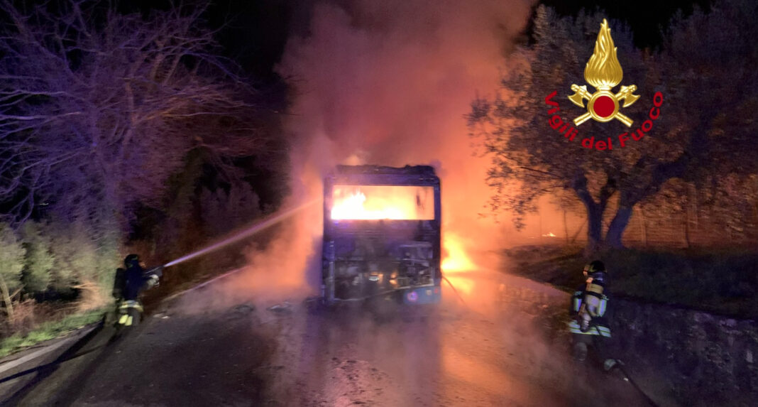 Autobus in fiamme a Fiesole, AT: 