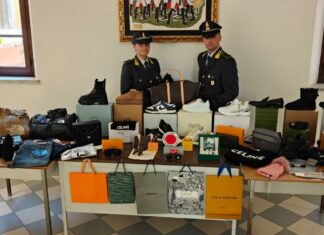GdF Livorno, beni di lusso contraffatti. 18 denunciati GdF Livorno, beni di lusso contraffatti. 18 denunciati