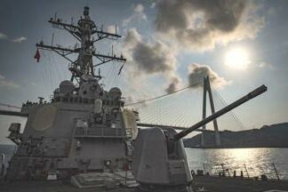 Houthi lanciano due missili antinave, Usa rispondono con sei raid