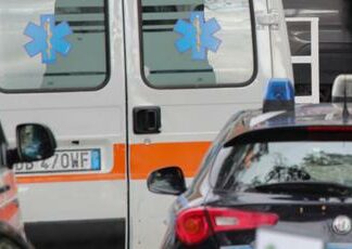 Omicidio a Salerno, uccide il padre a coltellate e chiama il fratello per avvisarlo