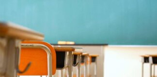 Prof taglia ciocche di capelli a 2 alunne, choc a Venezia: genitori in rivolta