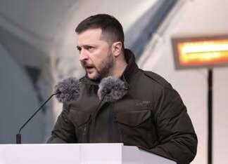 Ucraina, Russia lancia attacco “massiccio”. Ira Zelensky: “Putin nazista”