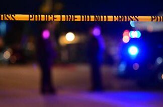 Usa, 15enne afroamericano autistico ucciso da un agente: brandiva attrezzo da giardino