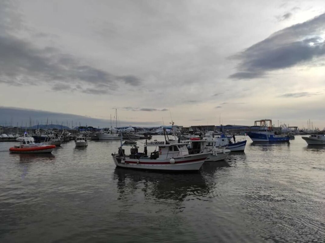 Viareggio, protesta dei pescatori a sirene spiegate: 