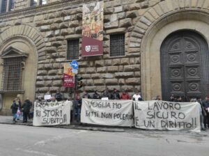 Pescatori di Viareggio, la protesta: "La sabbia non paga le bollette" 