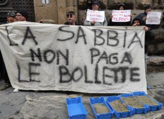 Pescatori di Viareggio, la protesta: “La sabbia non paga le bollette” Pescatori di Viareggio, la protesta: "La sabbia non paga le bollette"