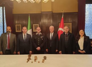 Reperti restituiti alla Turchia, operazione Carabinieri di Firenze Reperti restituiti alla Turchia, operazione Carabinieri di Firenze
