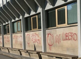 Agenzia delle Entrate imbrattata, scritte con vernice rossa Agenzia delle Entrate imbrattata, scritte con vernice rossa