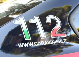 Accoltella la madre con le forbici, arrestato. Tentato omicidio Accoltella la madre con le forbici, arrestato. Tentato omicidio