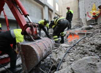 Crollo di Firenze, le 110 ore dei vigili del fuoco tra le macerie Crollo di Firenze, le 110 ore dei vigili del fuoco tra le macerie