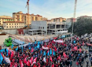Crollo di Firenze, migliaia in presidio davanti al cantiere Crollo di Firenze, migliaia in presidio davanti al cantiere