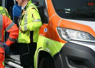 Incidente nel Bresciano, scontro tra camion e 2 auto a Esine: un morto