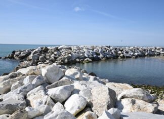 Marina di Pisa, 15mila tonnellate di scogli dopo le mareggiate Marina di Pisa, 15mila tonnellate di scogli dopo le mareggiate. Lavori disposti in somma urgenza da Regione Toscana
